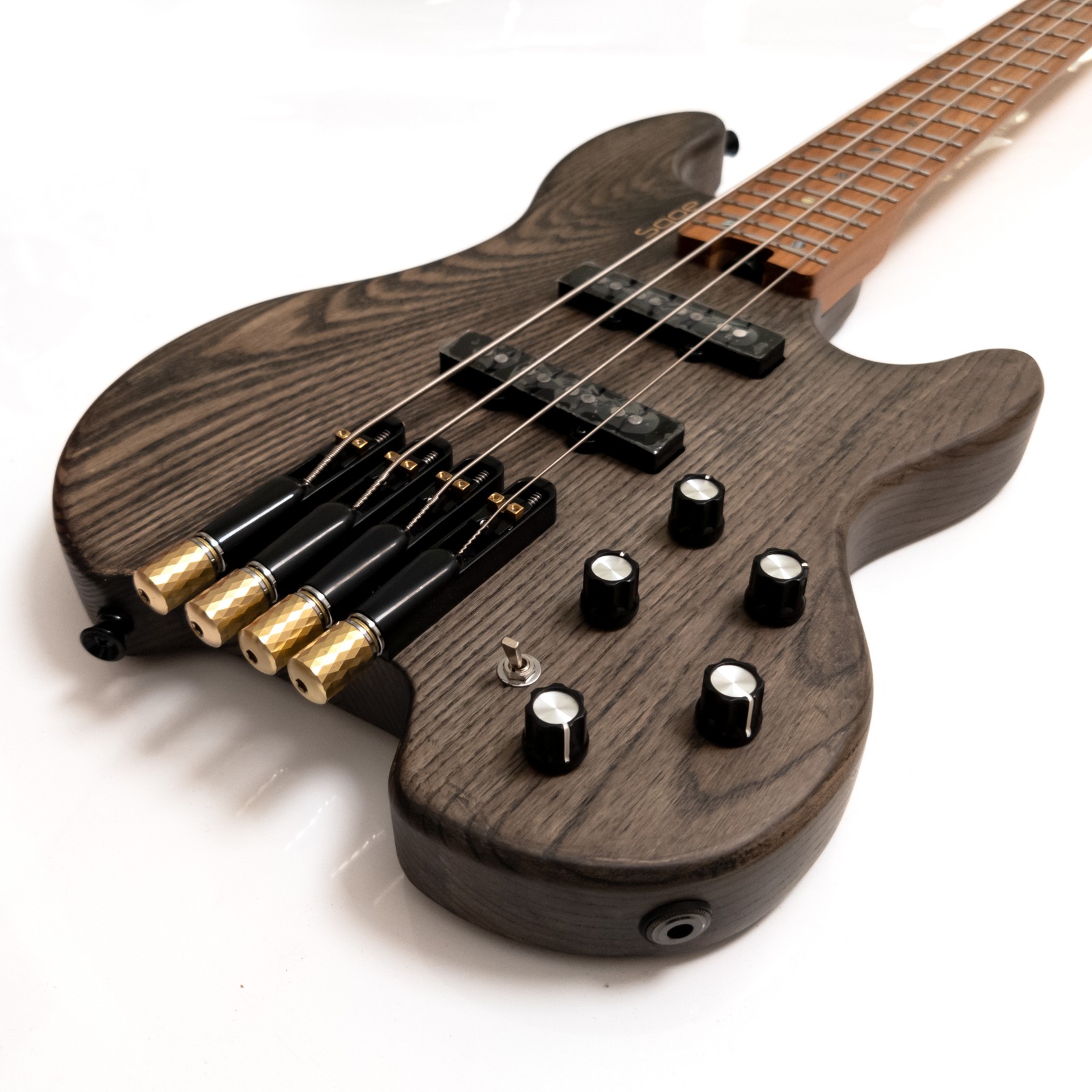 Bass Guitar Fretless - جيتار باس كهربائي بدون رأس بأربعة